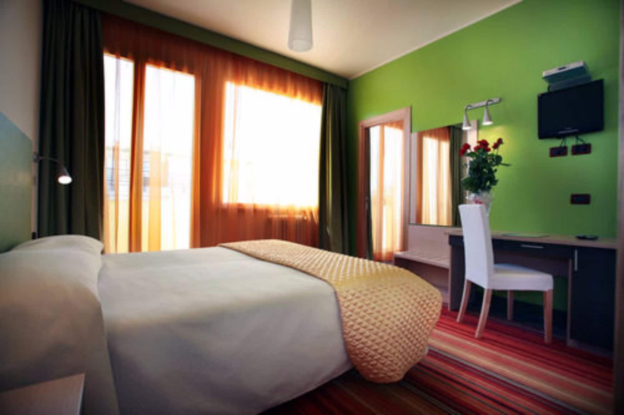 Hi - Lakeview Pool 3* Sirmione