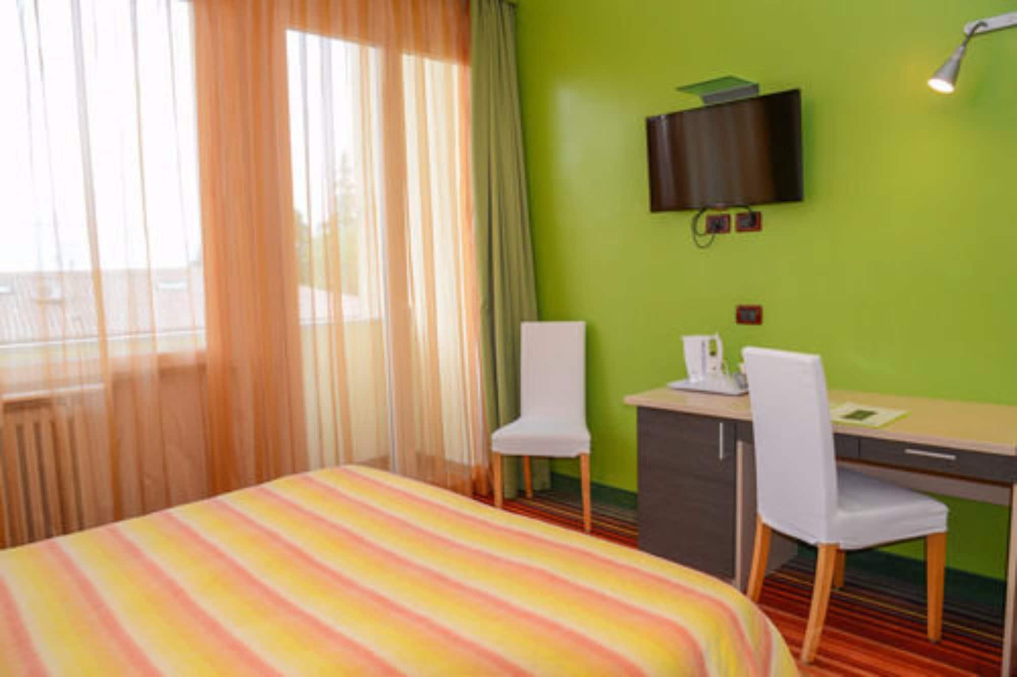 Hi - Lakeview Pool 3* Sirmione