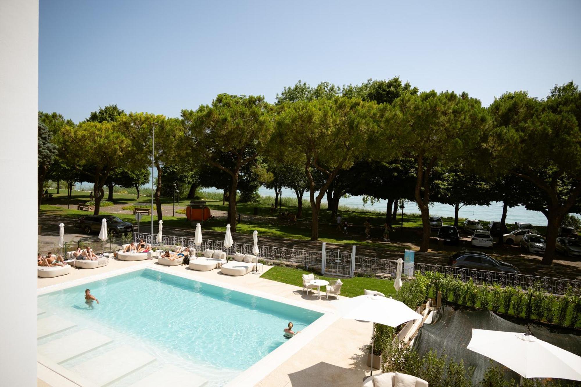 Hi - Lakeview Pool Hotel 3*