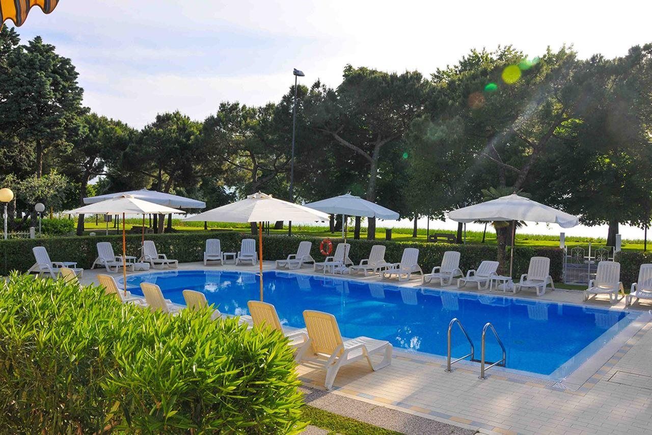 Hotel Hi - Lakeview Pool