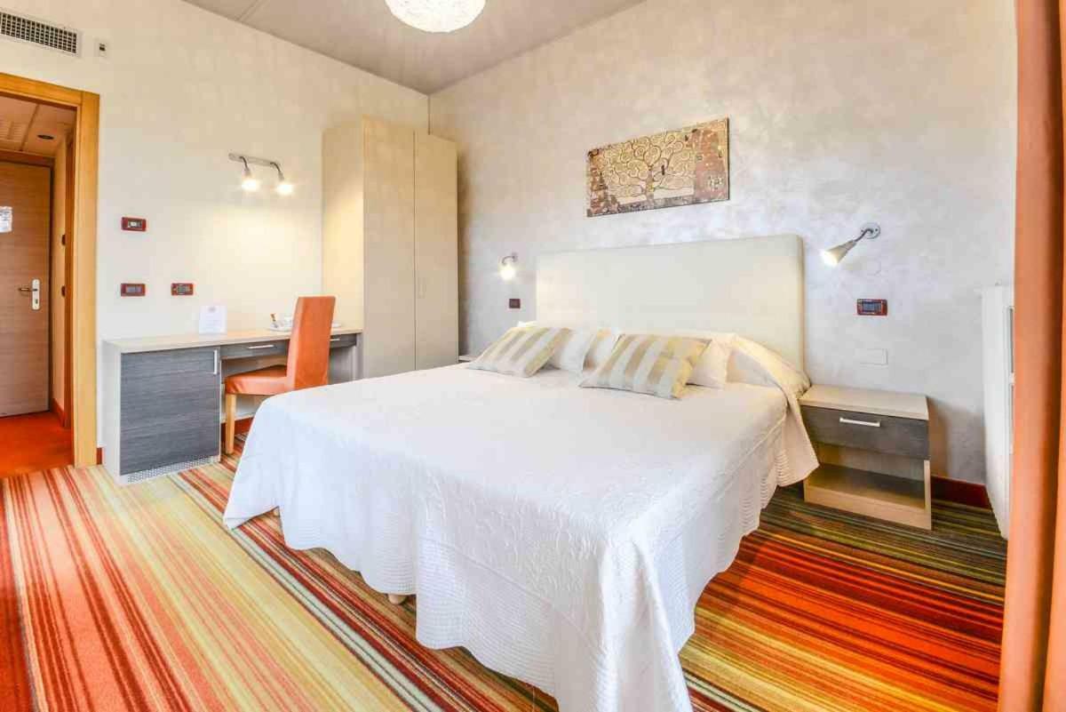 Hi - Lakeview Pool Hotel 3*