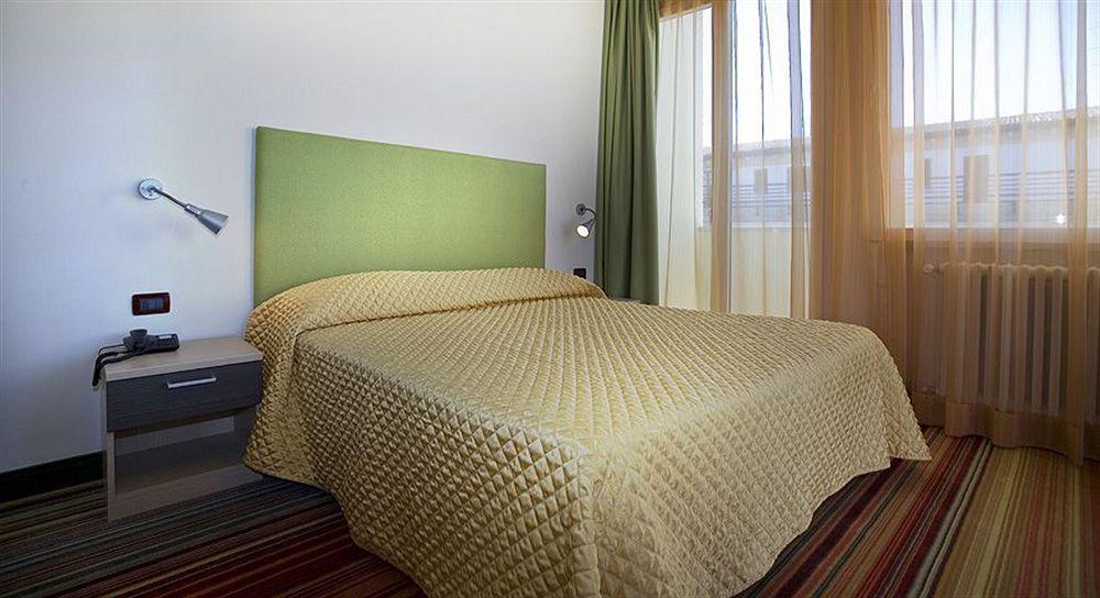 Hi - Lakeview Pool Hotel 3*
